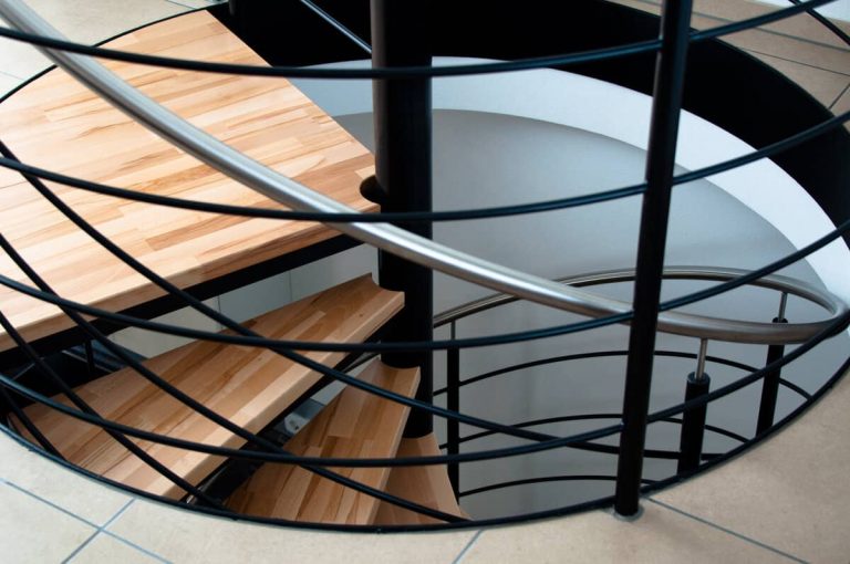 Lee más sobre el artículo Diseño y fabricación de escaleras metálicas de caracol o helicoidal en Vizcaya
