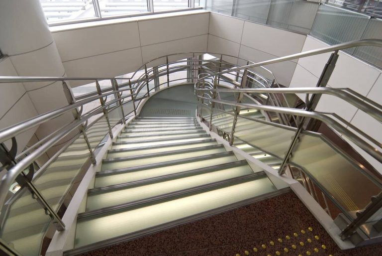 Lee más sobre el artículo Escaleras de acero inoxidable a medida en Burgos